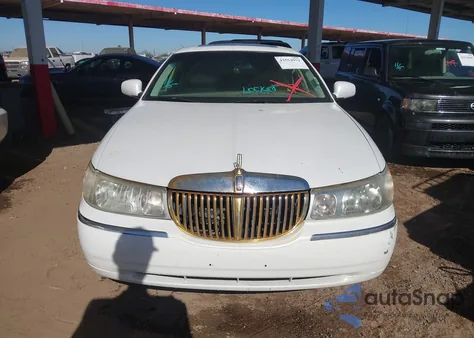 2000 Lincoln Town Car Cartier z USA, uszkodzony, nr VIN 1LNHM83W0YY856901